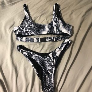 🆕🆕🆕‼️Snake print high cut swim suit